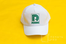 Белые бейсболки с логотипом «РЕМИКС»