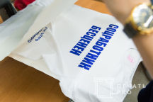 Белые футболки с надписью «соцработник бесценен»